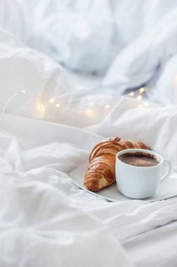 kruvasan ile siyah kahve