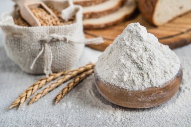 Buğday ve un masada.