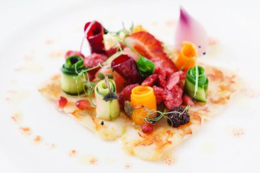 Beyaz tabak taze salata