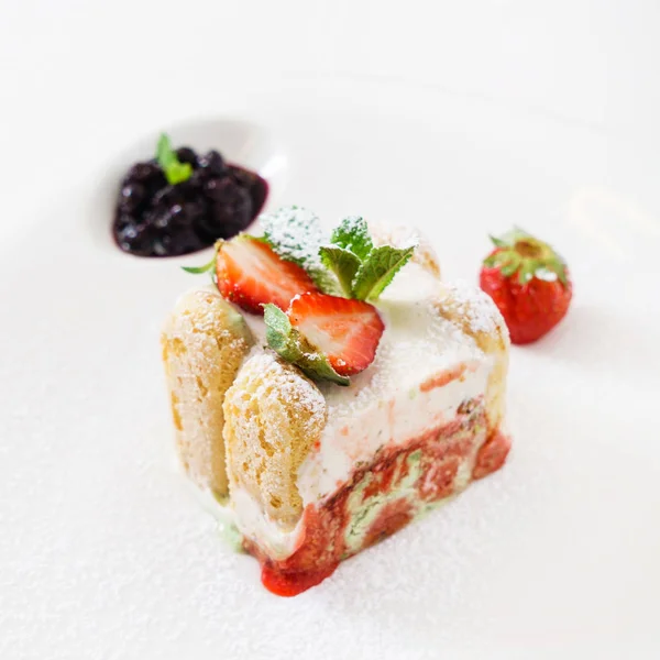 Gefrorenes Dessert mit Erdbeeren — Stockfoto