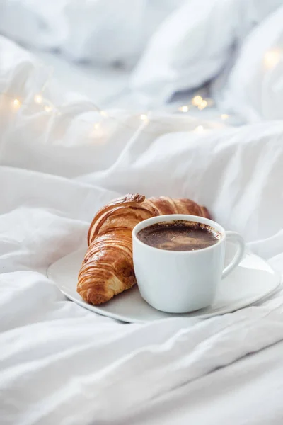 Café noir avec croissant — Photo