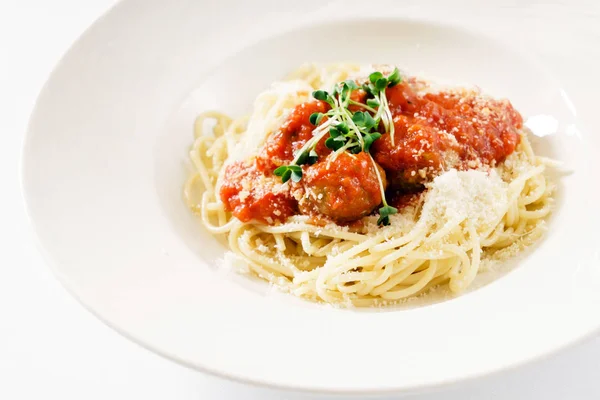 Spaghetti met gehaktballen op plaat — Stockfoto