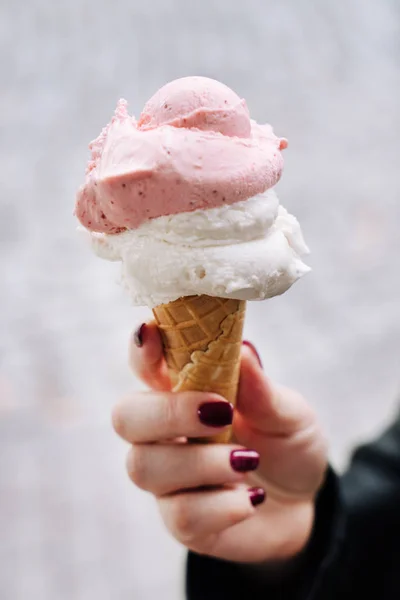 Crème glacée à la main — Photo