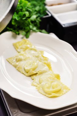 plaka üzerinde İtalyan Mantısı,