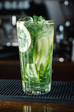soğuk barda kokteyl