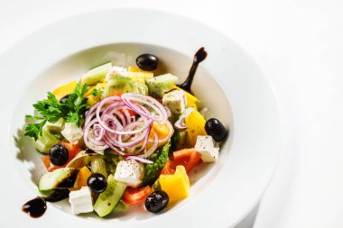 Beyaz tabak taze salata