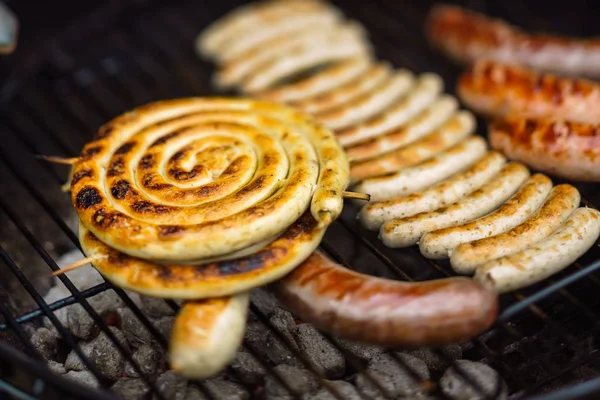 Salchichas a la parrilla apetitosas —  Fotos de Stock