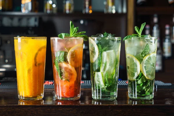 Koude cocktails in de bar — Stockfoto