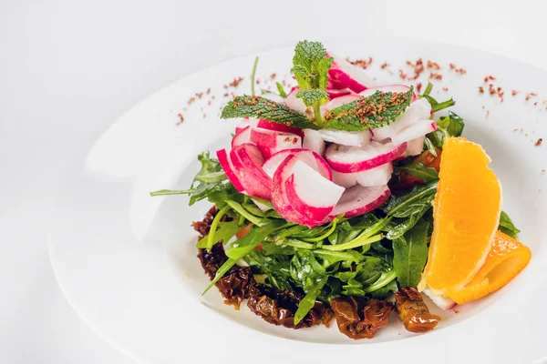 Beyaz tabak taze salata