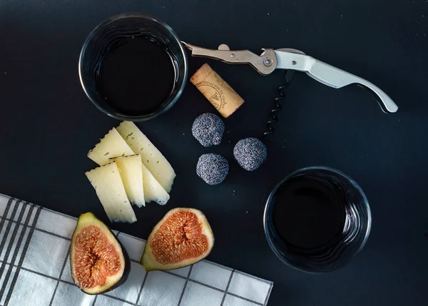 Vinho tinto e queijo — Fotografia de Stock