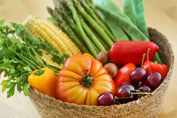 Hortalizas y frutas frescas — Foto de Stock