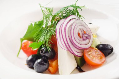 Beyaz tabak taze salata