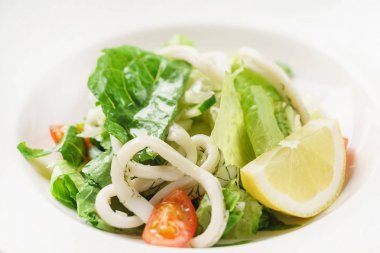 Beyaz tabak taze salata