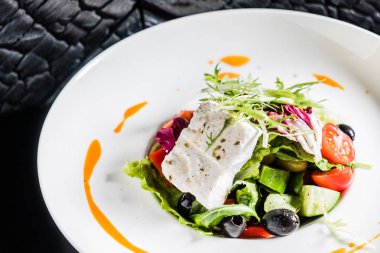 Beyaz tabak taze salata