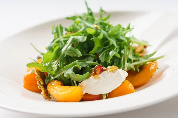 Salada fresca em prato branco — Fotografia de Stock