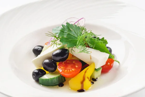白い皿に新鮮なサラダ — ストック写真
