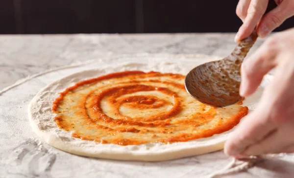 Hausgemachte leckere Pizza — Stockfoto