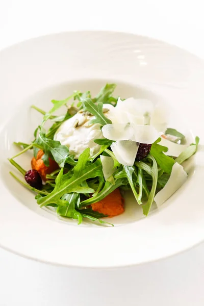 Frischer Salat auf weißem Teller — Stockfoto