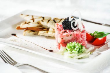 ton balıklı tartar domates ve ekmek