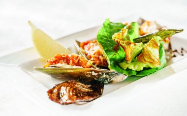 Midye parmesan ve otlar ile