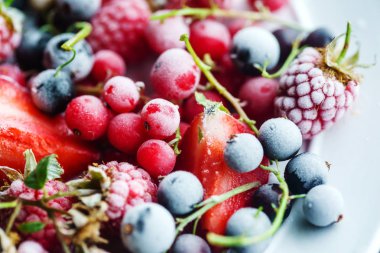 Parlak dondurulmuş meyveler