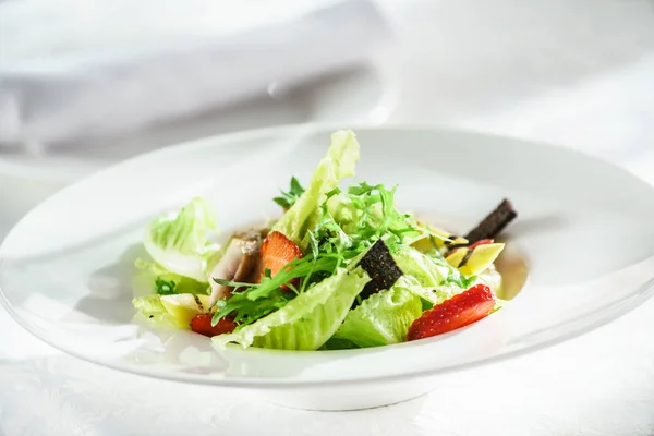 Eper és zöld csirke saláta — Stock Fotó