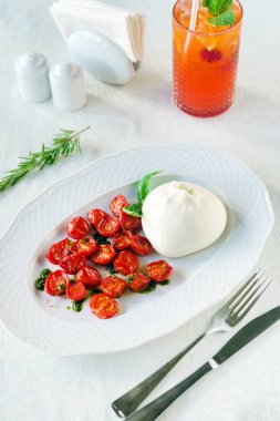 burrata salata plaka üzerinde 