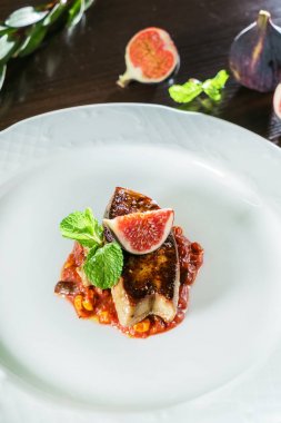 Kızarmış kaz ciğeri incir ile