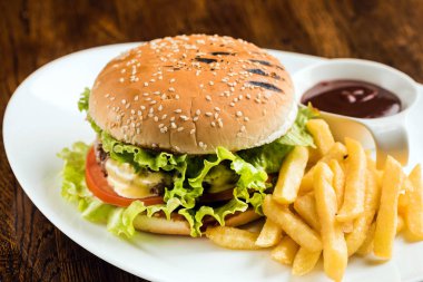 plaka üzerinde lezzetli burger 