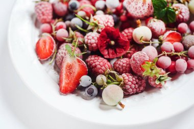 Parlak dondurulmuş meyveler