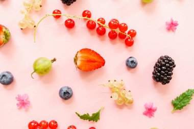 Pembe üzerinde taze çilek