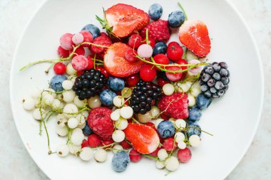 Parlak dondurulmuş meyveler