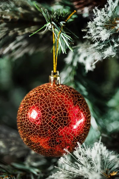 Рождественская елка с декором — стоковое фото