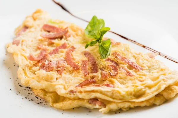 Pastırma ile taze omlet — Stok fotoğraf