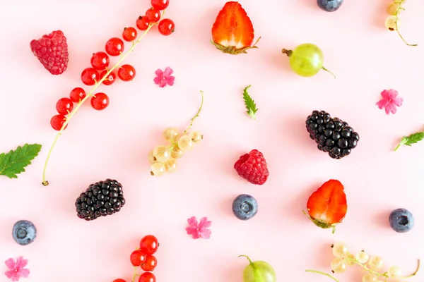 Friss bogyós gyümölcsök a rózsaszín — Stock Fotó
