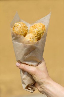 Arancini - kızarmış pirinç topları