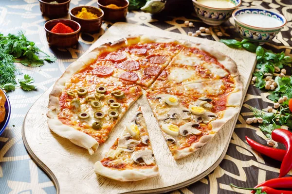 Pizza gustosa fatta in casa — Foto Stock