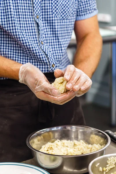 Шеф-повар, делающий аранчини — стоковое фото