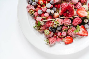 Parlak dondurulmuş meyveler