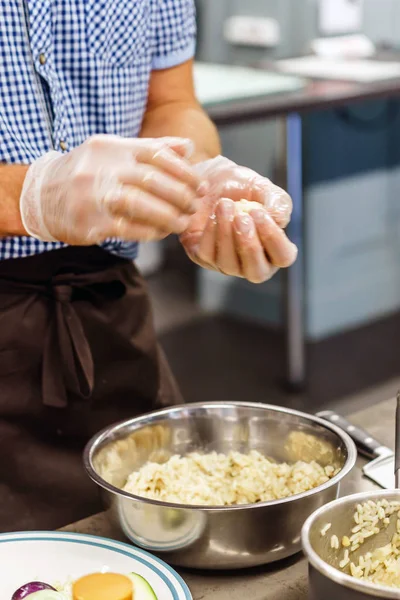 Koch macht arancini — Stockfoto