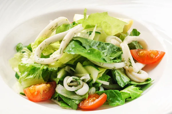 Frischer Salat mit Tintenfischen — Stockfoto