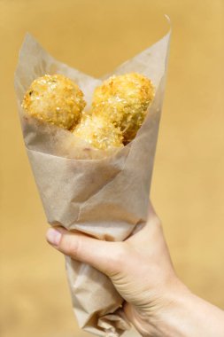 Arancini - kızarmış pirinç topları