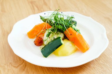 plaka üzerinde kavrulmuş sebze