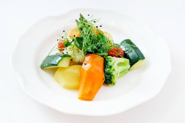 plaka üzerinde kavrulmuş sebze