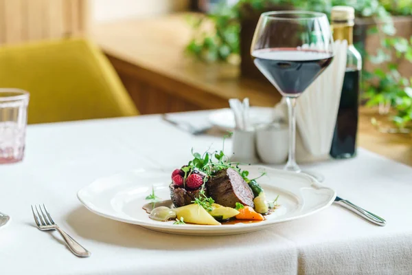 akşam yemeği restoranda, yakın çekim