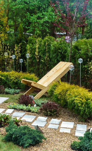Sedia in legno in giardino — Foto Stock