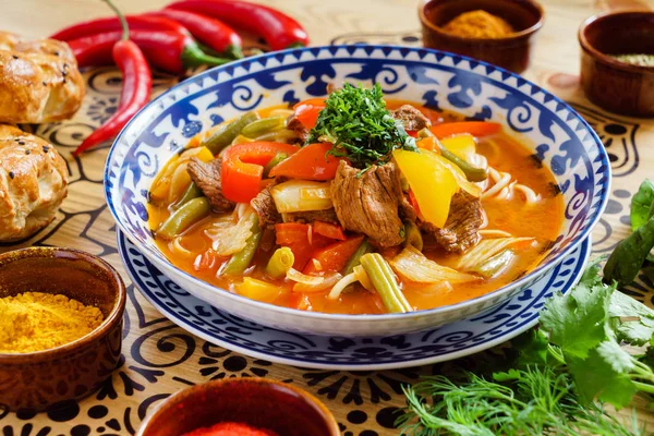 Soupe uzbek dans un bol — Photo