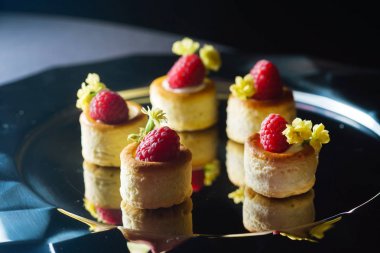 Çilek ve krema ile tart