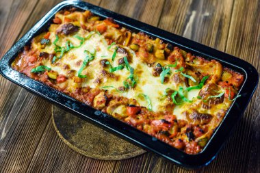 ahşap masa üzerinde İtalyan lazanya