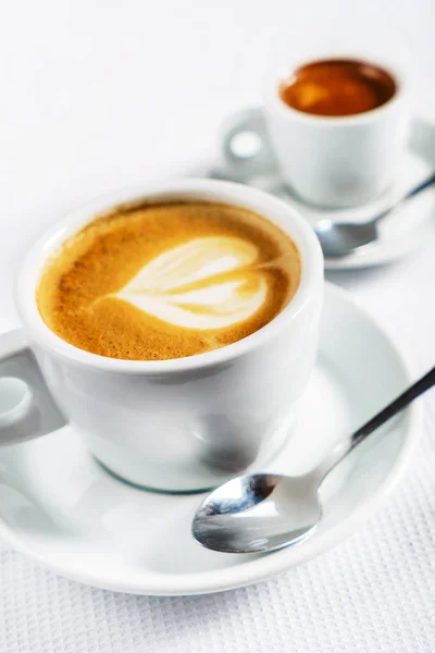 Koffie drinken op tafel — Stockfoto